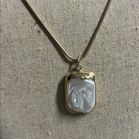 Large Boho Pearl & Gold Tone Pendant on long gold tone snake chain - Picture 2 of 2